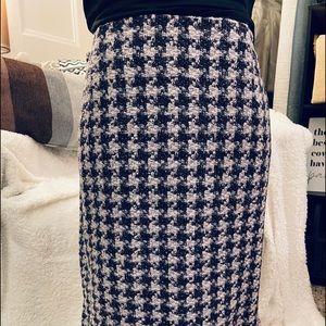 Grey and lavender houndstooth print skirt. Size 14